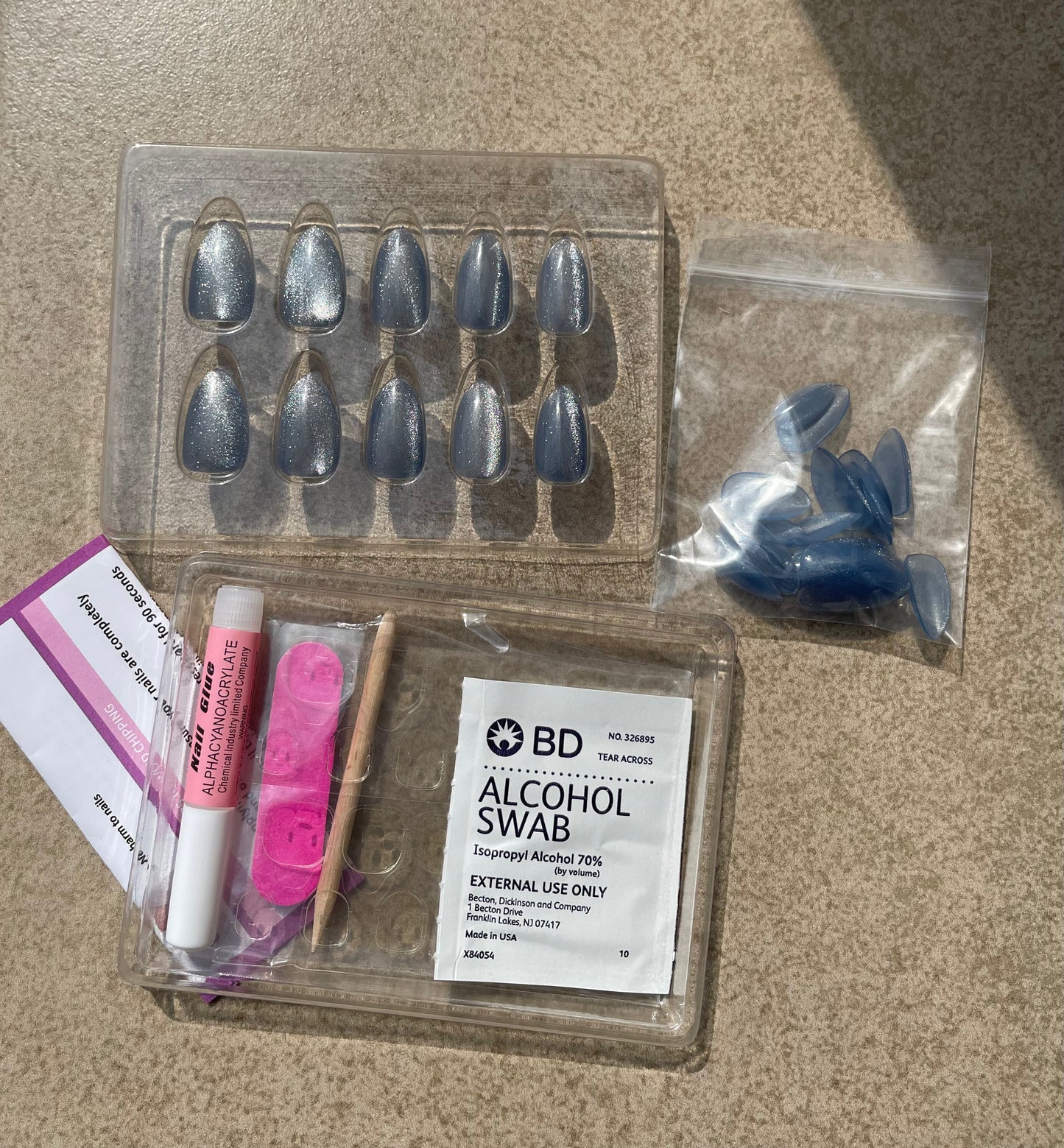 Blue Sea Almond made by Leewa Beauty Reusable almond-shaped press-on nails feature a stunning shade of blue and a breathtaking silver cat eye effect.